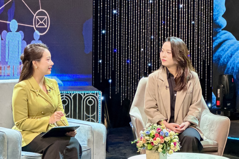 Bà Cao Thị Minh Hiền (phải), Trưởng phòng Pháp lý Công ty TNHH Nu Skin Enterprises Việt Nam. (Ảnh: VCC)