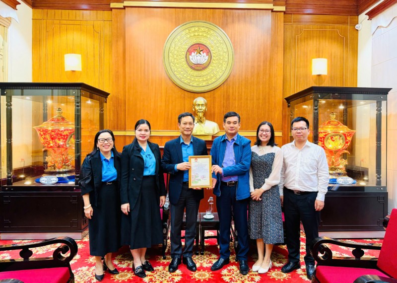 Đại diện Mặt trận Tổ quốc Việt Nam trao thư cảm ơn đến Công đoàn Công Thương Việt Nam.