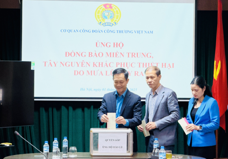 Chủ tịch Công đoàn Công Thương Việt Nam Lê An Hải ủng hộ đồng bào bị ảnh hưởng do mưa lũ.