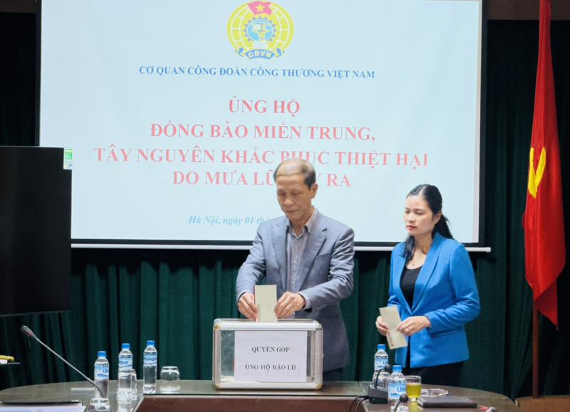 Ông Vũ Trường Sơn - Phó Chủ tịch Công đoàn Công Thương Việt Nam chung tay quyên góp ủng hộ tại buổi lễ phát động.