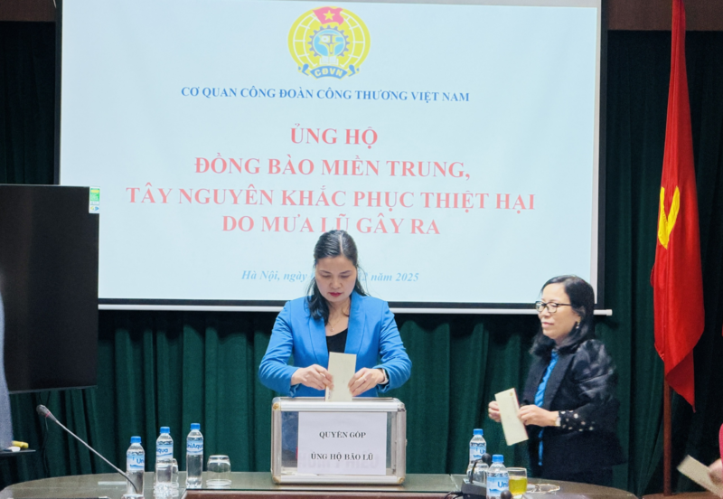 Bà Lê Thị Đức - Phó Chủ tịch Công đoàn Công Thương Việt Nam ủng hộ người dân miền Trung - Tây Nguyên khắc phục thiệt hại sau mưa lũ vừa qua.