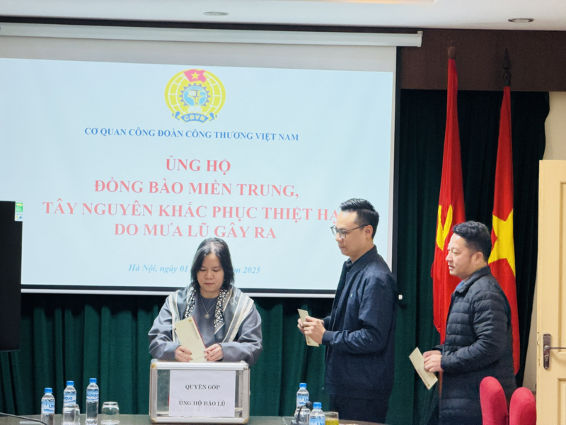 Đại diện các công nhân, viên chức, người lao động ngành Công Thương tại buổi ủng hộ.