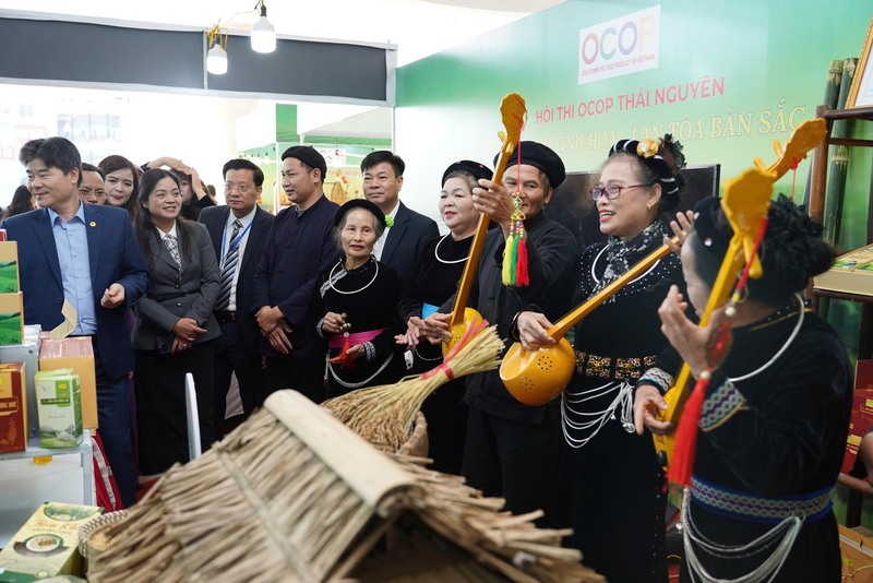 Kết hợp văn hóa để quảng bá sản phẩm OCOP. Ảnh: NVCC