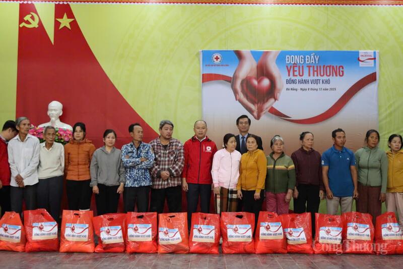 Trao 100 phần quà cho 100 hộ gia đình tại xã Đại Lộc bị thiệt hại trong đợt mưa lũ vừa qua