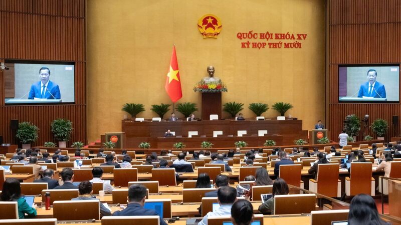 Toàn cảnh phiên họp sáng 8/12. Ảnh: QH