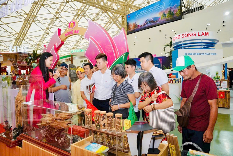 Các sản phẩm từ trầm hương Hà Tĩnh thu hút du khách tham quan và mua sắm tại Hội chợ Mùa Thu 2025. Ảnh: Nhân vật cung cấp
