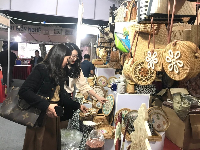 Представление и продвижение изделий ханойских ремесленников и изделий из деревенских ремесел на ярмарке. Фото: Туй Линь