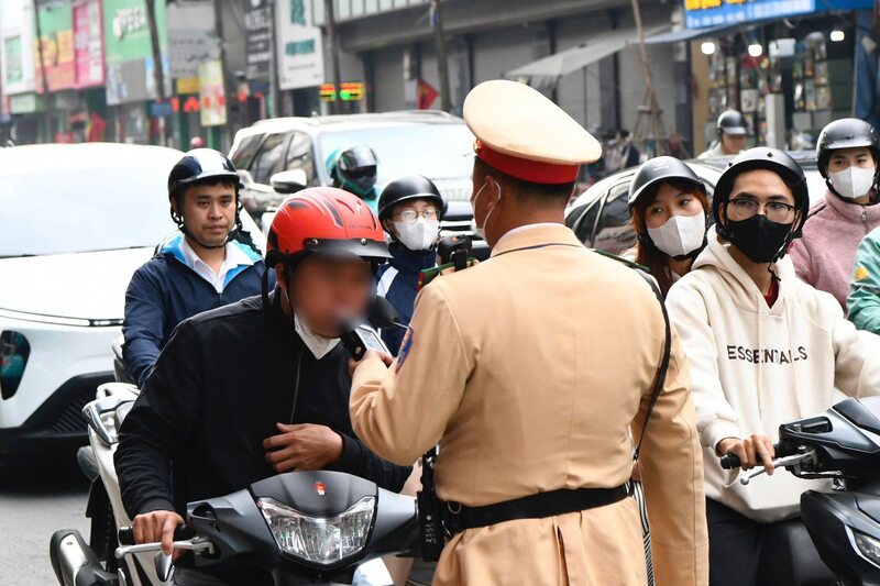 Lực lượng Cảnh sát giao thông thực hiện kiểm soát nồng độ cồn đối với người tham gia giao thông. Ảnh: Cục Cảnh sát giao thông