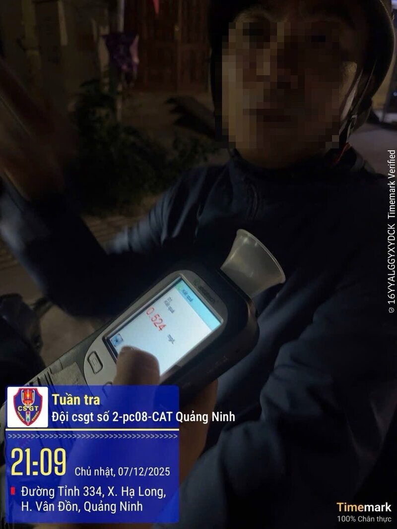 Kiểm tra, xử lý một trường hợp lái xe máy vi phạm nồng độ cồn tại tỉnh Quảng Ninh. Ảnh: Cục Cảnh sát giao thông