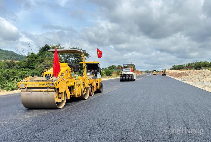 Nhà thầu thi công Dự án thành phần 3, thuộc Dự án cao tốc Khánh Hòa - Buôn Ma Thuột. Ảnh: Vũ Long