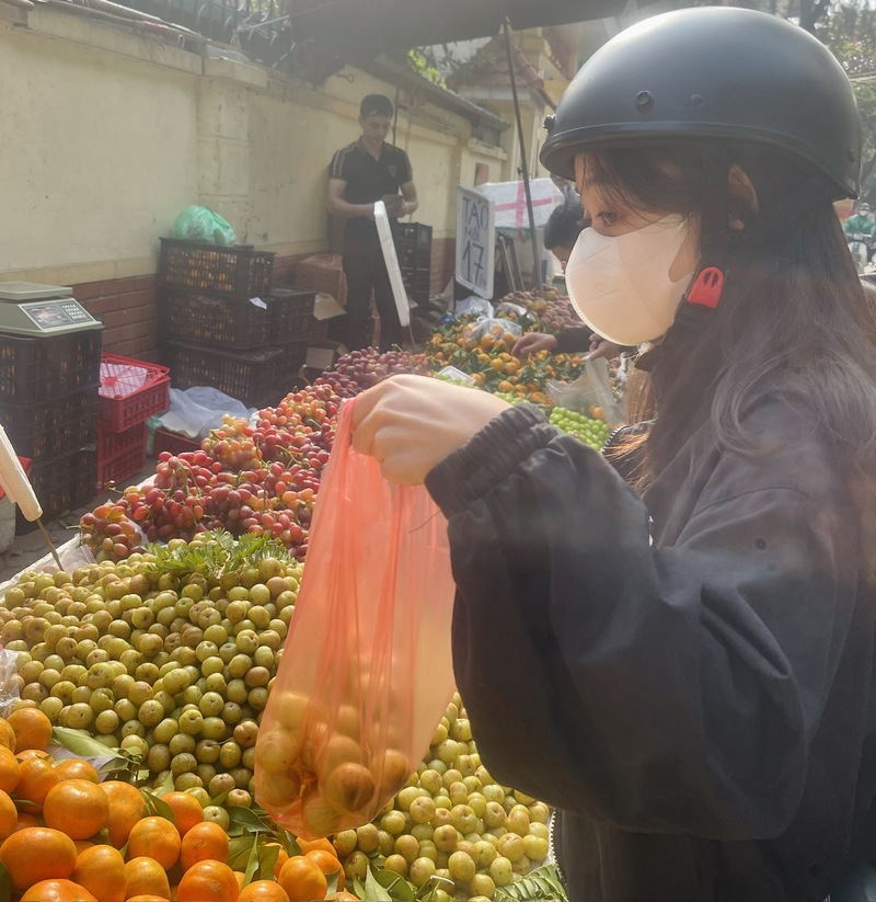 Bayan Hong Anh, ilk başta meraktan aldığını, ancak daha sonra bu dağ atıştırmalığına tutkuyla bağlandığını söyledi. Fotoğraf: Nguyen Thanh