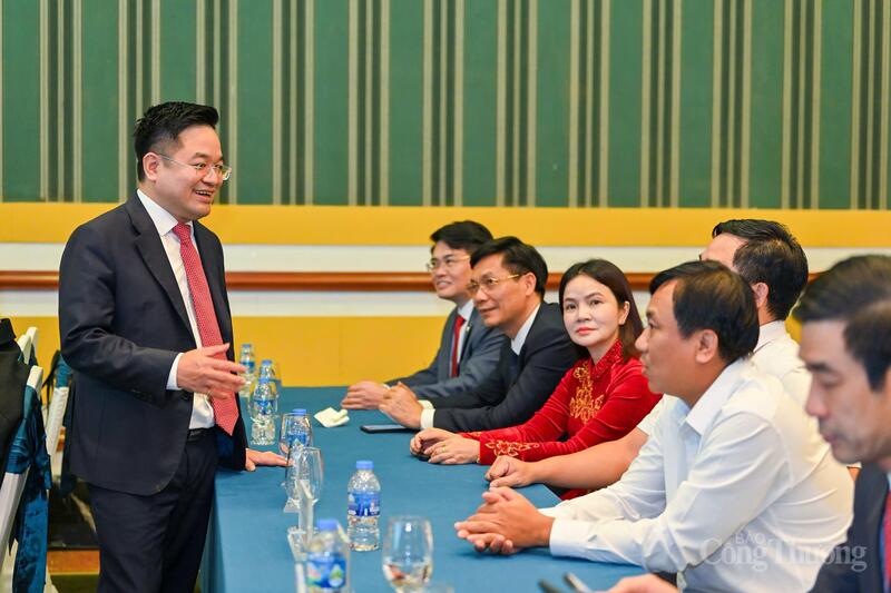 Tổng Biên tập Báo Công Thương Nguyễn Văn Minh trao đổi với các tác giả nhận giải. Ảnh: Nam Nguyễn