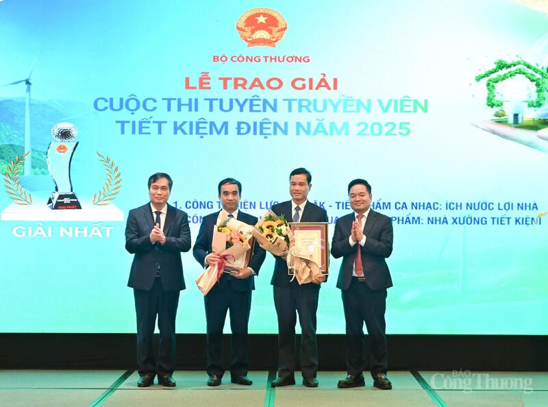 Công ty Điện lực Đắk Lắk và Công ty Điện lực Tuyên Quang đạt giải Nhất với tiểu phẩm nhạc kịch "Ích nước lợi nhà" và "Nhà xưởng tiết kiệm điện". Ảnh: Nam Nguyễn