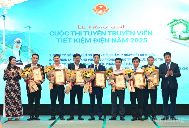 Các đại diện nhận giải Khuyến khích tại Cuộc thi "Tuyên truyền viên tiết kiệm điện năm 2025". Ảnh: Nam Nguyễn