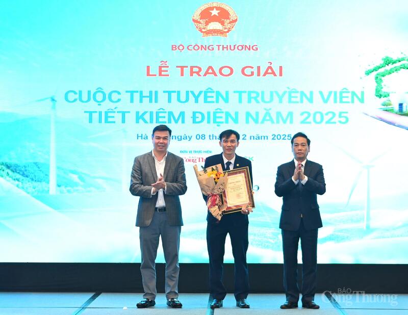 Đại diện các đơn vị nhận giải thưởng Đội có nhiều tác phẩm tham dự nhất và Đội có trang phục đẹp nhất. Ảnh: Nam Nguyễn