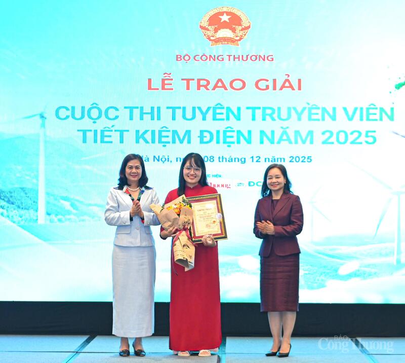 Đại diện các đơn vị nhận giải thưởng Đội có nhiều tác phẩm tham dự nhất và Đội có trang phục đẹp nhất. Ảnh: Nam Nguyễn