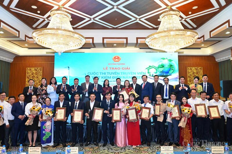 Ban tổ chức cùng các đơn vị nhận giải thưởng chụp ảnh chung tại lễ trao giải. Ảnh: Nam Nguyễn