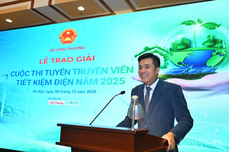 Ông Nguyễn Sĩ Cường, Giám đốc Trung tâm Đa phương tiện và Nội dung số Công Thương đọc Quyết định công nhận 22 tác phẩm đoạt giải Cuộc thi “Tuyên truyền viên tiết kiện điện năm 2025”. Ảnh: Nam Nguyễn