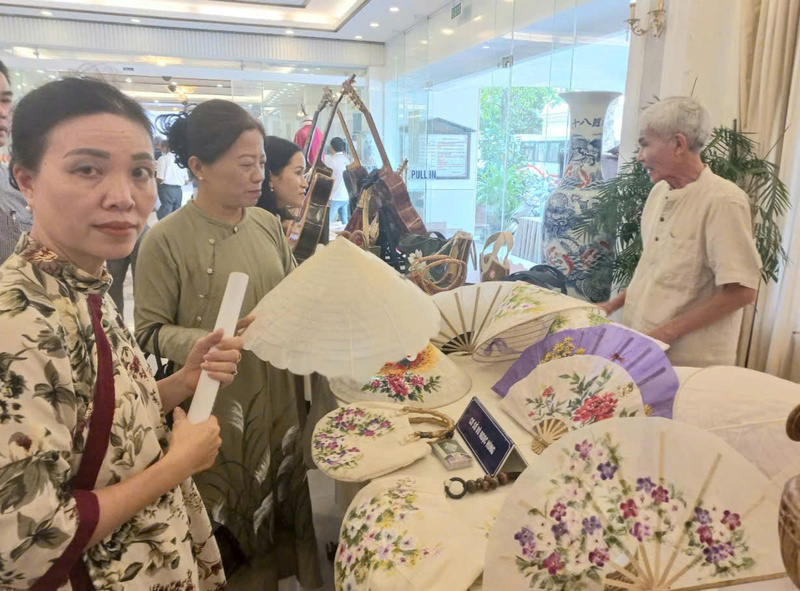 Sản phẩm nón, quạt từ xương lá bàng rừng của nghệ nhân Võ Ngọc Hùng (bên phải). Ảnh: Nguyễn Tuấn