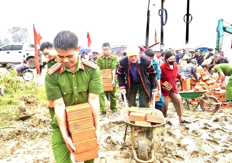Lực lượng công an, bộ đội xã Măng Ri cùng người dân khởi công dựng lại nhà mới cho bà con.