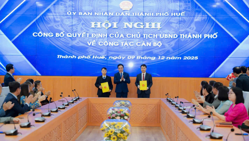 Chủ tịch UBND thành phố Huế Nguyễn Khắc Toàn trao quyết định cho ông Nguyễn Quang Huy (bên trái) và ông Hoàng Việt Cường (bên phải). Ảnh: Nguyễn Tuấn