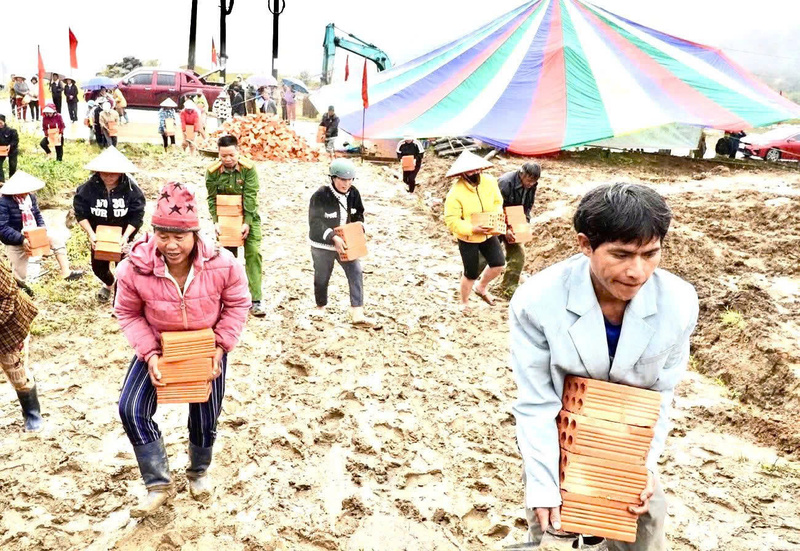 Người dân cùng góp sức với chính quyền địa phương để dựng lại nhà.