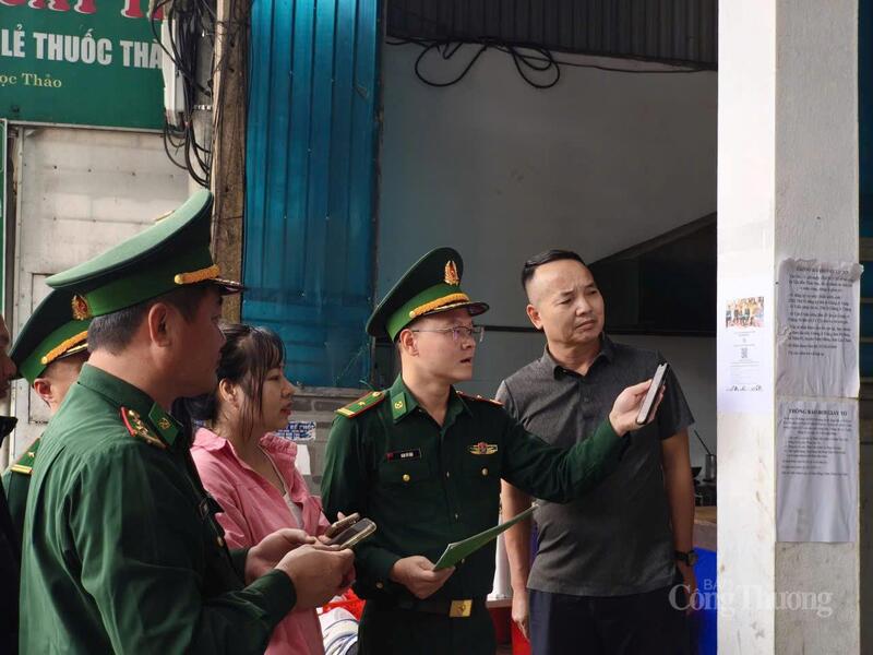 Bộ đội Biên phòng Pa Tần hướng dẫn người dân về “Hòm thư điện tử tiếp nhận tin báo” với mã QR dán khắp các bản giúp dễ dàng phản ánh tình hình an ninh trật tự, nâng cao hiệu quả bảo vệ biên giới.