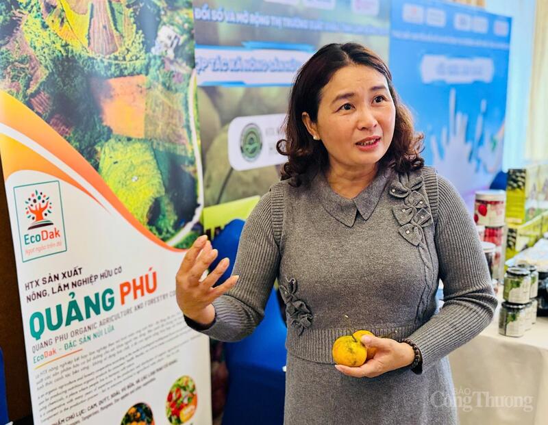 Bà Nguyễn Thị Mai, Giám đốc HTX sản xuất nông, lâm nghiệp hữu cơ Quảng Phú giới thiệu các sản phẩm đặc trưng. Ảnh: Diễm Thương