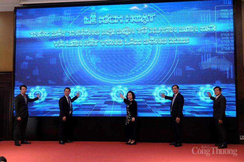 Các đại biểu thực hiện nghi thức nhấn nút kích hoạt thúc đẩy thương mại điện tử xuyên biên giới và liên kết vùng Lâm Đồng năm 2025. Ảnh: Diễm Thương