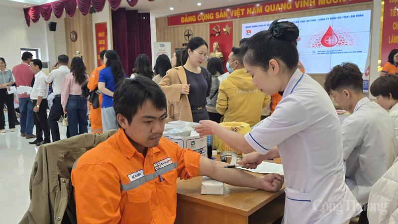 تم التبرع بـ 250 وحدة دم من قبل ضباط وموظفي شركة لام دونج للكهرباء صباح يوم 9 ديسمبر. الصورة: ثين فونج