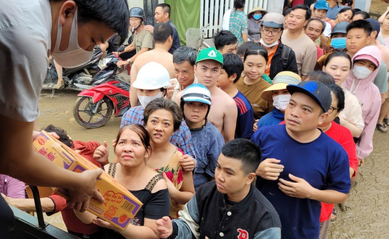 Sản phẩm đến với và con vùng lũ Khánh Hòa (nguồn: Acecook Việt Nam)