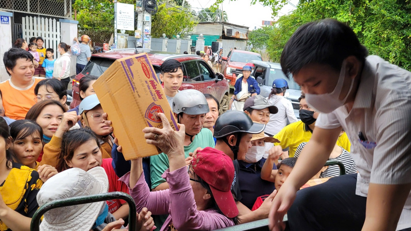 Sản phẩm đến với và con vùng lũ Khánh Hòa (nguồn: Acecook Việt Nam)