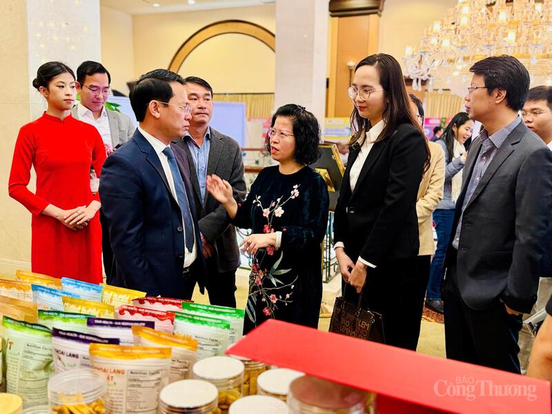 Các đại biểu tham quan gian hàng trưng bày sản phẩm của tỉnh Lâm Đồng. Ảnh: Diễm Thương