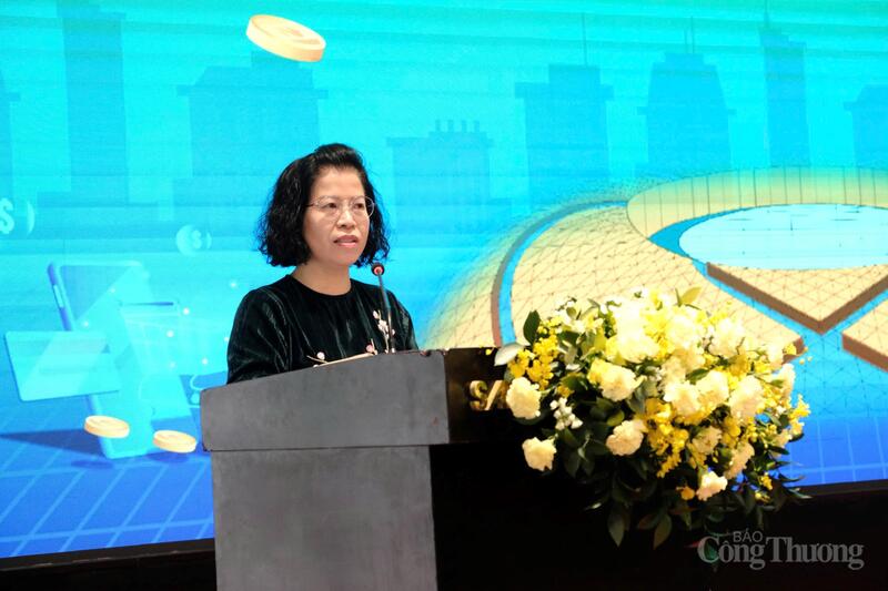 Bà Nguyễn Thị Minh Huyền, Phó Cục trưởng Cục Thương mại điện tử và Kinh tế số (Bộ Công Thương) phát biểu khai mạc tại hội nghị. Ảnh: Diễm Thương