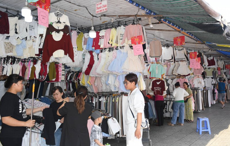 Chương trình khuyến mại tại chợ Phạm Văn Hai thu hút đông đảo người dân tham quan, mua sắm. Ảnh: Minh Khuê