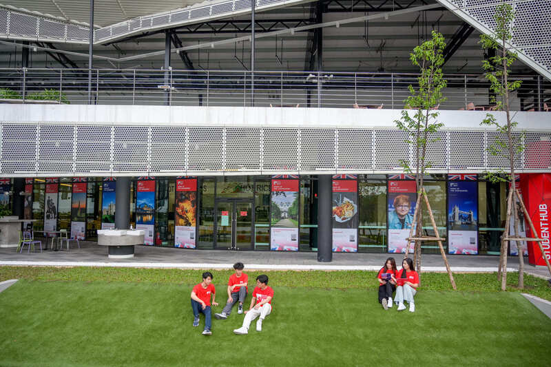 Sinh viên BUV tại khuôn viên nhà trường.