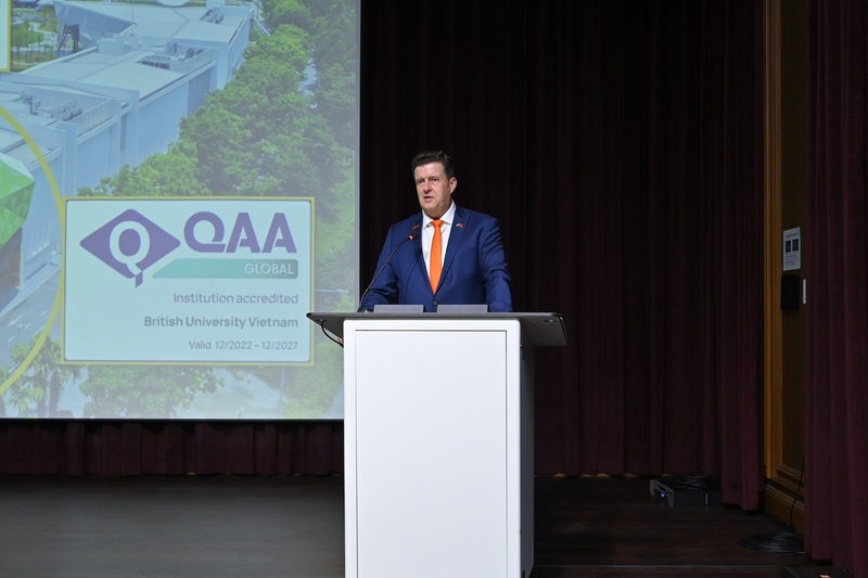 Giáo sư Rick Bennett, Phó Hiệu trưởng kiêm Phó Chủ tịch BUV phát biểu tại sự kiện.