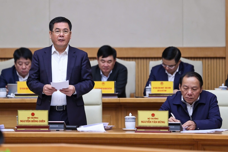 Bộ trưởng Bộ Công Thương Nguyễn Hồng Diên báo cáo tại Phiên họp. Ảnh: VGP/Nhật Bắc