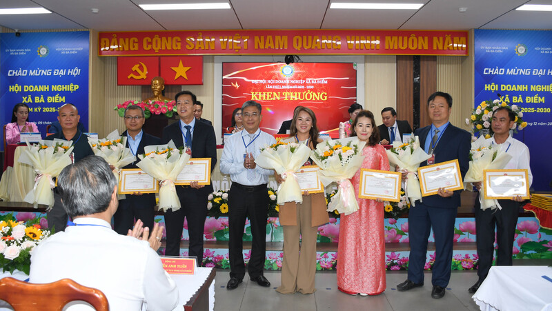 Ông Nguyễn Anh Tuấn - Bí thư Đảng ủy, Chủ tịch HĐND xã Bà Điểm và ông Dương Văn Phúc - Phó Chủ tịch UBND xã Bà Điểm, trao tặng giấy khen cho các cá nhân đã có đóng góp tích cực cho hoạt động của Hội Doanh nghiệp xã năm 2025. Ảnh: Minh Khuê.