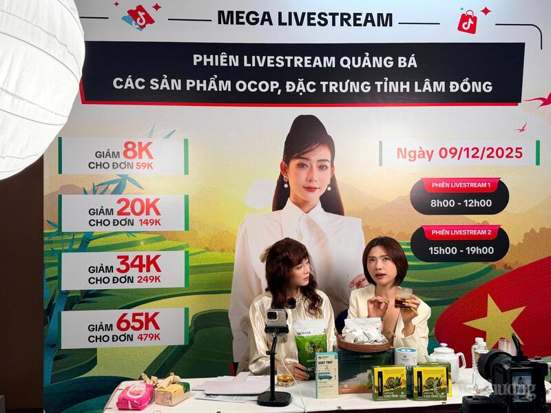 Các KOL cũng tham gia phiên livestream quảng bá các sản phẩm OCOP, đặc trưng của tỉnh Lâm Đồng trong sự kiện này. Ảnh: Diễm Thương