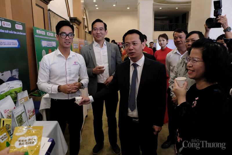 Bà Nguyễn Thị Minh Huyền, Phó Cục trưởng Cục Thương mại điện tử và Kinh tế số (Bộ Công Thương) và ông Nguyễn Bá Út, Giám đốc Sở Công Thương tỉnh Lâm Đồng trải nghiệm các sản phẩm tại khu trưng bày. Ảnh: Diễm Thương