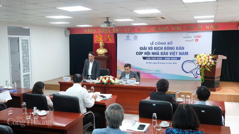 Ban tổ chức giải đáp các câu hỏi ở phần họp báo.