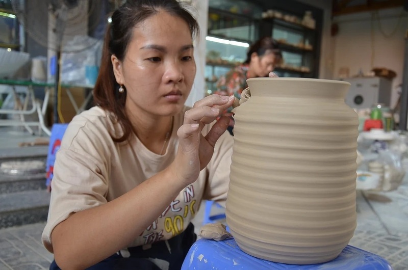 Thợ gốm làng Bát Tràng. Ảnh: Thanh Huyền.
