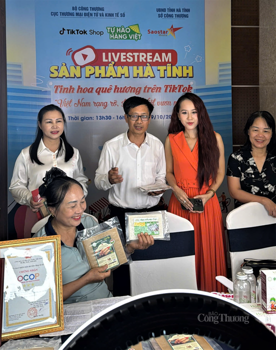 "Tầm nhìn của chúng tôi là đưa đặc sản Hà Tĩnh từ chỗ tiêu thụ nội địa sang chinh phục các thị trường ngách quốc tế bằng công nghệ số", ông Võ Tá Nghĩa, Phó Giám đốc Sở Công Thương Hà Tĩnh cho biết. Ảnh: Trọng Tùng