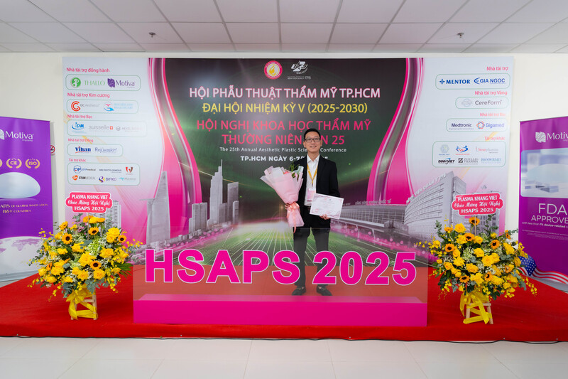 ThS. Bác sĩ Vũ Văn Thức - Trưởng khoa Phẫu thuật Tạo hình Thẩm mỹ Bệnh viện Thẩm mỹ SIAM Thailand tham gia báo cáo khoa học tại hội nghị HSAPS 2025