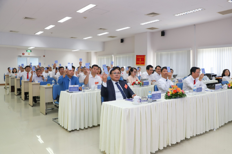 Đại biểu Đại hội biểu quyết.