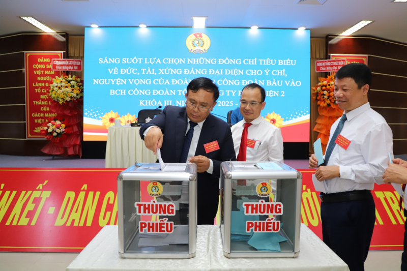 Đại biểu bỏ phiếu bầu Ban Chấp hành khóa III và bầu đại biểu dự Đại hội VII, Công đoàn Điện lực Việt Nam.