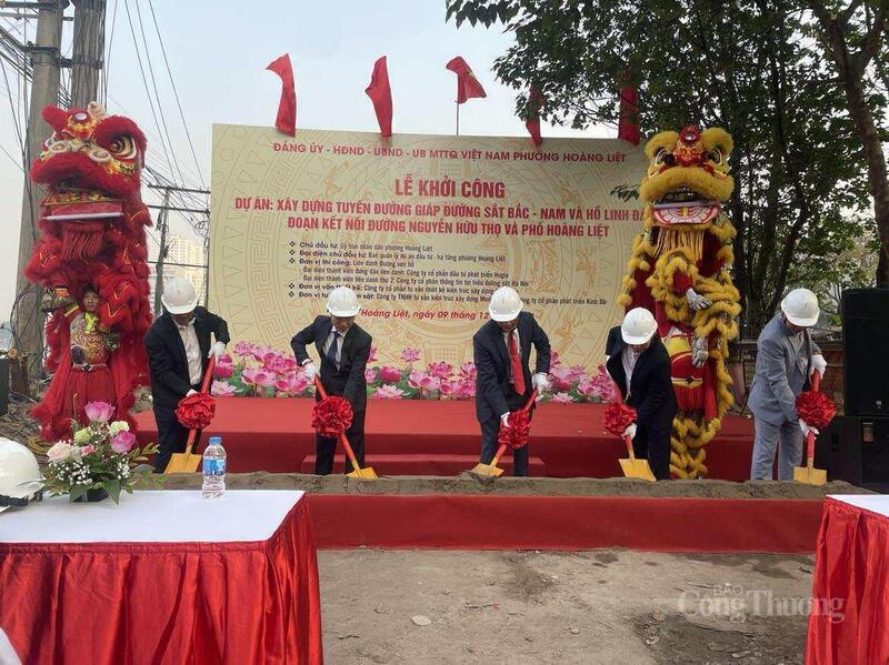 Các đại biểu thực hiện nghi thức khởi công.