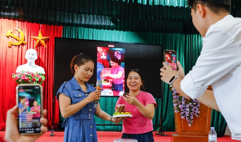 Hà Nội tổ chức các chương trình tập huấn kỹ năng kinh doanh trên nền tảng số với cá nhân, tổ chức kinh doanh trên môi trường số. Ảnh: Việt Cường