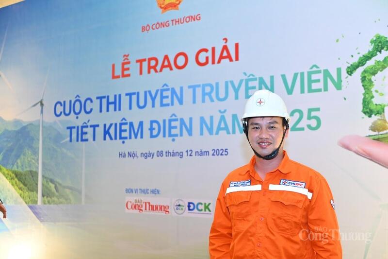 Anh Võ Khắc Hoàng Danh - đại diện Công ty Điện lực Tây Ninh nhận giải tại lễ trao giải cuộc thi "Tuyên truyền viên tiết kiệm điện" năm 2025. Ảnh: Nam Nguyễn